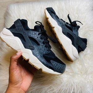 •Nike• RARE Women Huarache Premium Sneaker